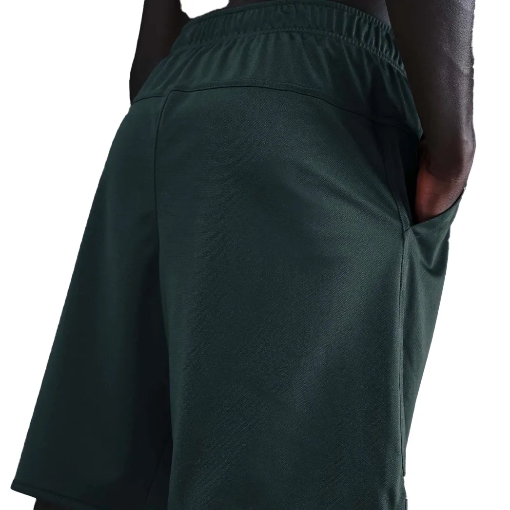 Bermuda Nike masculina verde vista frontal com logo branco na lateral esquerda